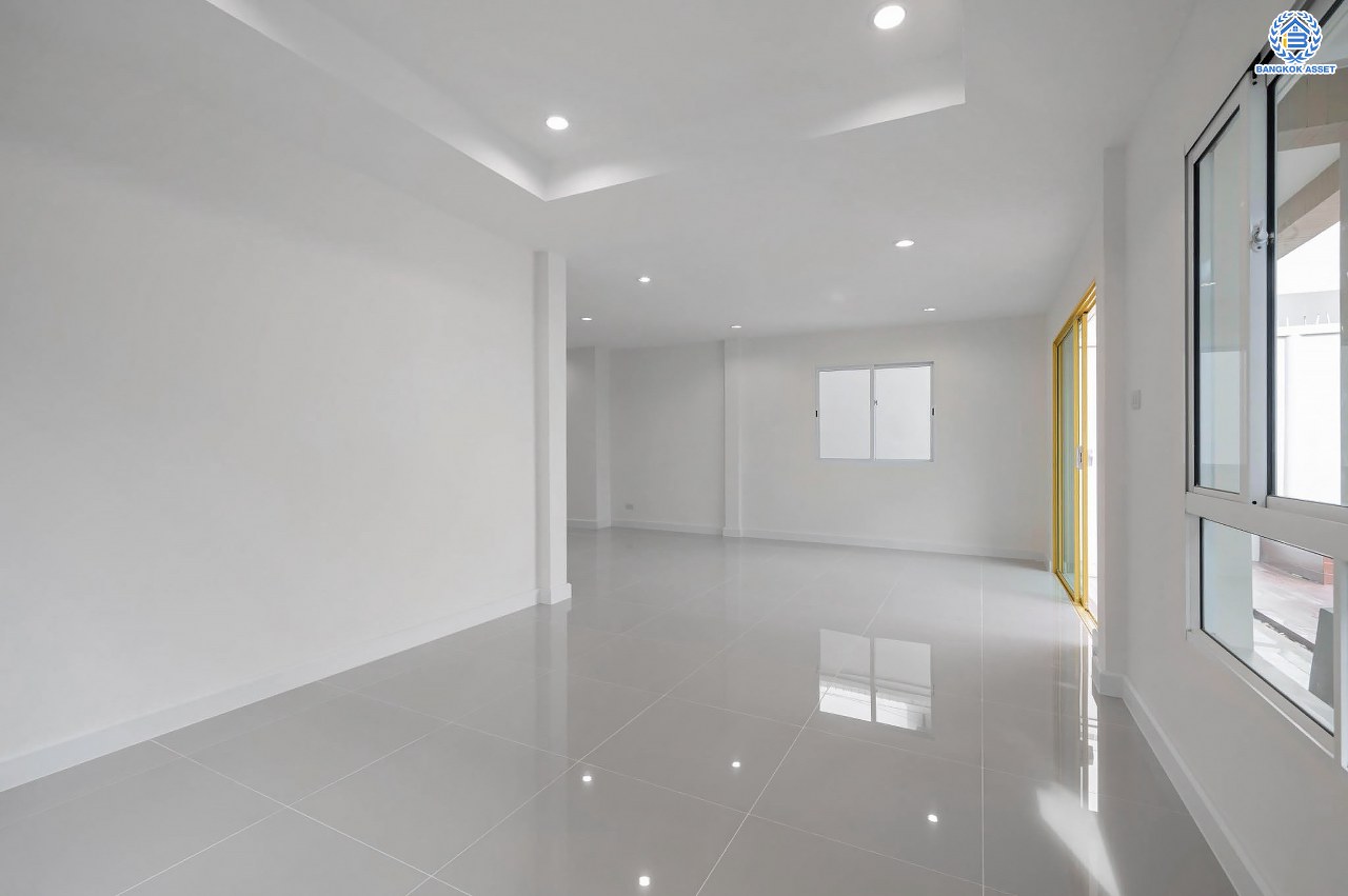 บ้านมือสองตกแต่งใหม่ โครงการ ชวนชื่นโมดัส ราชพฤกษ์-ท่าอิฐ เนื้อที่กว่า 57.8 ตร.ว. พร้อมฟังก์ชัน 3 ห้องนอน 2 ห้องน้ำ จอดรถได้ 2 คัน บนทำเลศักยภาพ เชื่อมต่อถนนรัตนาธิเบศร์ และถนนราชพฤกษ์ ทำเลใจกลาง 2 เซ็นทรัล ใกล้รถไฟฟ้า "สถานีบางรักน้อยท่าอิฐ"